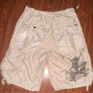 JNCO CARGO SHORT WITH GRAPHIC ON THE BACK